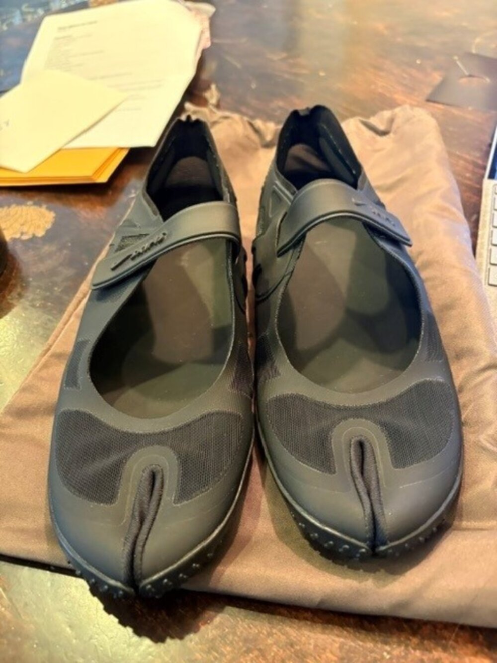 Nike Skims mesh Rift in Satin Bag- new never worn- 9